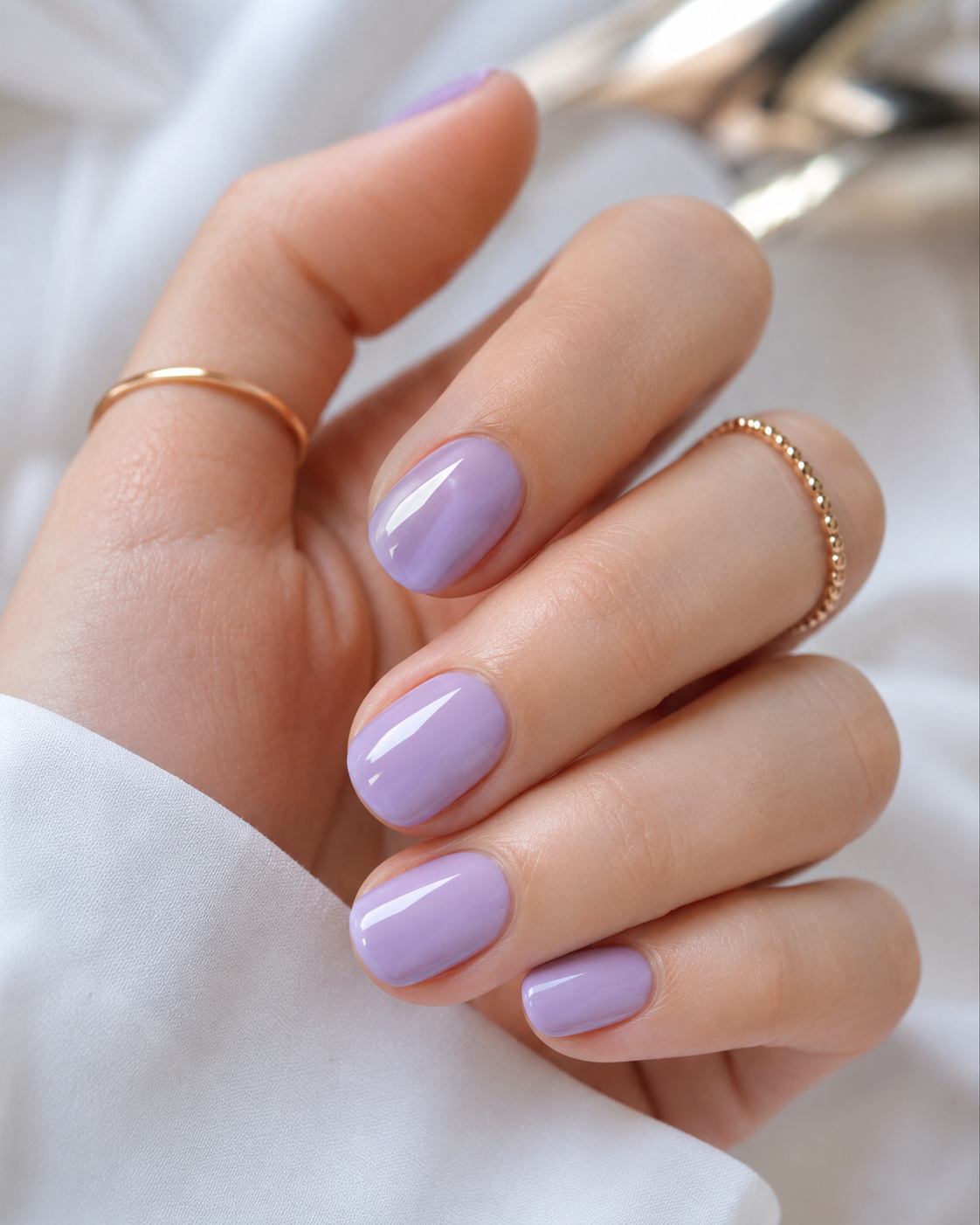 Glänzende kurze Nägel in Lavendel